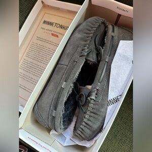 NWT Size 8 Minnetonka Charcoal Moccasin Slipper